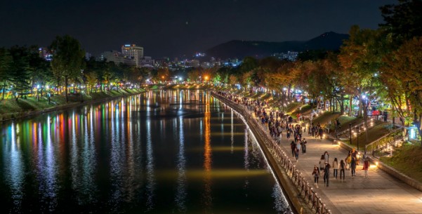 수성못 주변을 걷는 사람들